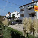 And With Parking Space - 6917 Guest house 3*