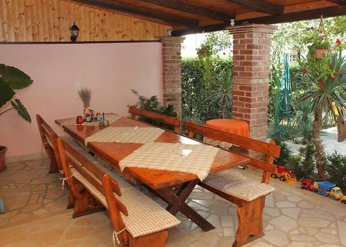 Гостьовий будинок And With Parking Space - 6917 3*