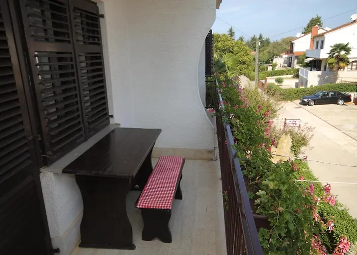 And With Parking Space - 6917 Guest house 3*