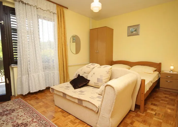 And With Parking Space - 6917 Guest house 3*