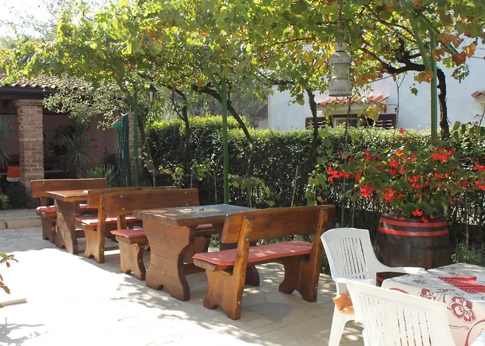 And With Parking Space - 6917 Guest house 3*